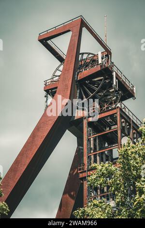 Alter Grubenturm der stillgelegten Zeche Recklinghausen II. In Deutschland, Europa. Vertikal. Stockfoto