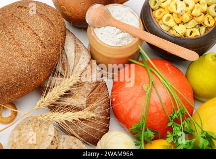 Getreideprodukte und Gemüse isoliert auf weiß Stockfoto