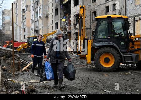 Kiew, Ukraine. Januar 2024. Die Bewohner sahen, wie sie ihre Sachen aus dem beschädigten Wohngebäude trugen, das durch den Raketenangriff der russischen Armee erlitt. (Credit Image: © Sergei Chuzavkov/SOPA Images via ZUMA Press Wire) NUR REDAKTIONELLE VERWENDUNG! Nicht für kommerzielle ZWECKE! Quelle: ZUMA Press, Inc./Alamy Live News Stockfoto