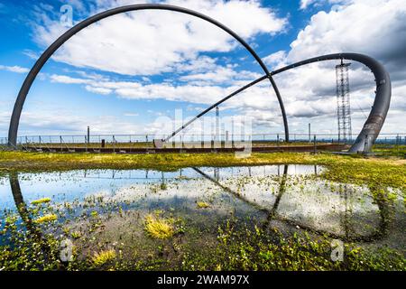 Modernes Horizont-Observatorium auf der Halde Hoheward in Herten, Nordrhein-Westfalen - das Beobachtungszentrum wird von zwei Halbbögen-Representin überspannt Stockfoto
