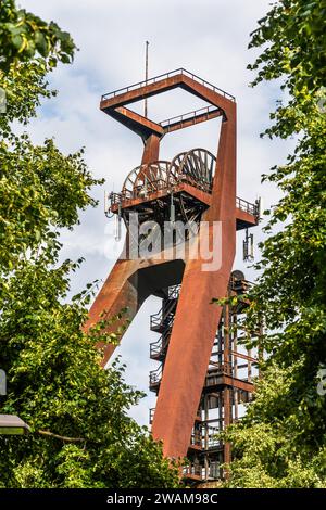 Alter Grubenturm der stillgelegten Zeche Recklinghausen II. In Deutschland, Europa. Vertikal. Stockfoto