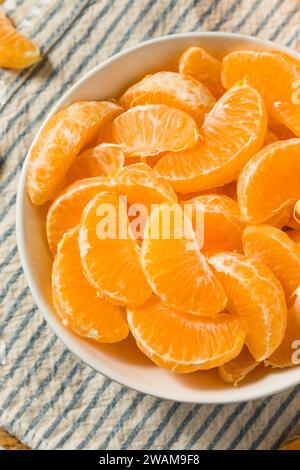 Rohe, geschälte Mandarinen-Orangen aus biologischem Anbau, verzehrfertig Stockfoto