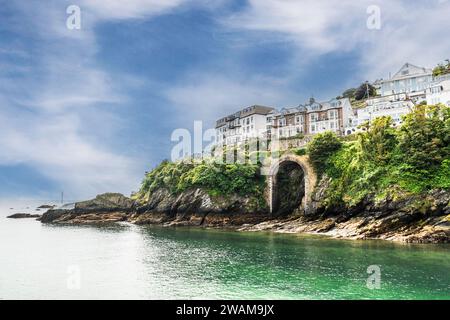 Looe, Cornwall, Großbritannien - 13. August 2023: Blick auf West Looe, ein beliebtes Urlaubsresort und Angelzentrum in Cornwall, Großbritannien, während der Sommermonate. Stockfoto