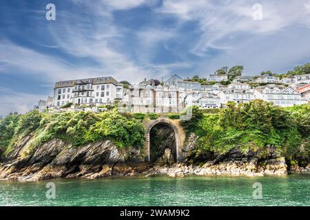 Looe, Cornwall, Großbritannien - 13. August 2023: Blick auf West Looe, ein beliebtes Urlaubsresort und Angelzentrum in Cornwall, Großbritannien, während der Sommermonate. Stockfoto