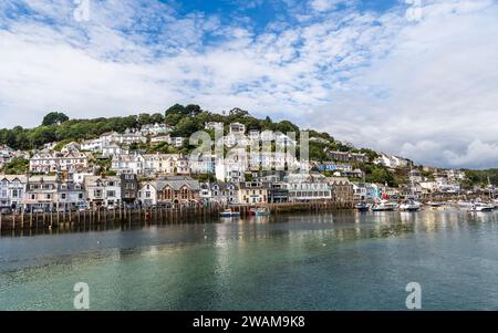 Looe, Cornwall, Großbritannien - 13. August 2023: Blick auf East Looe, ein beliebtes Ferienort und Angelzentrum in Cornwall, Großbritannien, während der Sommerzeit. Stockfoto