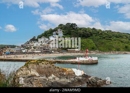 Looe, Cornwall, Großbritannien - 13. August 2023: Blick auf East Looe mit Strand, einem beliebten Ferienort und Angelzentrum in Cornwall, Großbritannien, im Sommer. Stockfoto