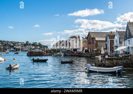 Fowey, Cornwall, Großbritannien - 14. August 2023: Die malerische Küstenstadt Looe in Cornwall, England, Großbritannien Stockfoto