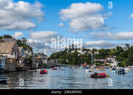 Fowey, Cornwall, Großbritannien - 14. August 2023: Die malerische Küstenstadt Looe in Cornwall, England, Großbritannien Stockfoto