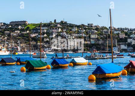 Fowey, Cornwall, Großbritannien - 14. August 2023: Die malerische Küstenstadt Looe in Cornwall, England, Großbritannien Stockfoto