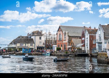 Fowey, Cornwall, Großbritannien - 14. August 2023: Der geschäftige Pier in Fowey Harbour, einer malerischen Küstenstadt in Cornwall, England, Großbritannien Stockfoto