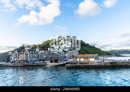 Looe, Cornwall, Großbritannien - 14. August 2023: Blick auf den Osten Looe, einen Teil der malerischen Küstenstadt Looe in Cornwall Stockfoto