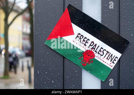 FREIES PALÄSTINA - Aufkleber in den Farben der palästinensischen Flagge - Rote Faust - Wandbotschaft - Gaza-Konflikt - Humanitäre Lage im Gazastreifen - Berlin, Deutschland, DEU, DE, 14.11.2023 - Berlin-Mitte: Politischer Protest im öffentlichen Raum für Palästina. 7. Oktober 2023 überfiel die islamistische Terrororganisation Hamas den Staat Israel. Die Hamas ist eine palästinensische, national-islamistische Organisation mit dem Ziel der Zerstörung Israels und strebt die Errichtung eines islamischen Gottesstaates Palästina an. Die palästinensische Flagge ist die Flagge der Palästinensischen Stockfoto