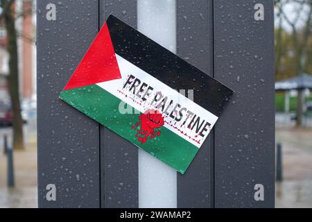 FREIES PALÄSTINA - Aufkleber in den Farben der palästinensischen Flagge - Rote Faust - Wandbotschaft - Gaza-Konflikt - Humanitäre Lage im Gazastreifen - Berlin, Deutschland, DEU, DE, 14.11.2023 - Berlin-Mitte: Politischer Protest im öffentlichen Raum für Palästina. 7. Oktober 2023 überfiel die islamistische Terrororganisation Hamas den Staat Israel. Die Hamas ist eine palästinensische, national-islamistische Organisation mit dem Ziel der Zerstörung Israels und strebt die Errichtung eines islamischen Gottesstaates Palästina an. Die palästinensische Flagge ist die Flagge der Palästinensischen Stockfoto