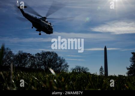 Marine One, mit US-Präsident Joe Biden an Bord, startet am 5. Januar 2024 in Washington, D.C. vom Südrasen des Weißen Hauses in Marine One. Der Präsident fährt zu seinem Haus in Wilmington, Delaware, wo er das Wochenende verbringen wird. Copyright: XSamuelxCorumx/xPoolxviaxCNPx/MediaPunchx Stockfoto