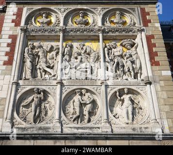 Eine der beiden dekorativen Steinreliefs am Haupteingang des Amsterdamer Hauptbahnhofs, Niederlande Stockfoto