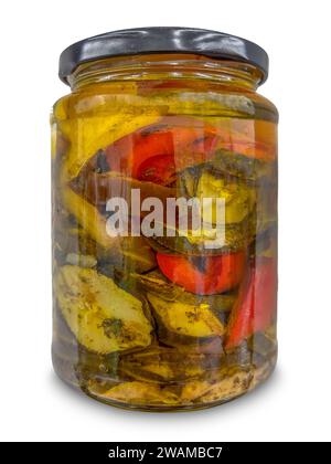Gemischtes Gemüse, gegrillt und in Öl in einem Glasbehälter, isoliert auf weiß, mit Schnittpfad im Lieferumfang enthalten Stockfoto