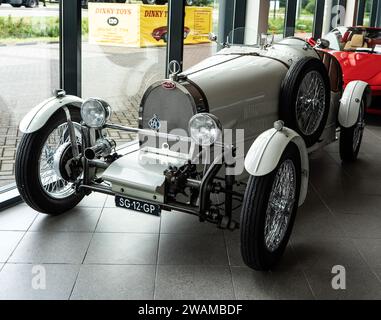 Replica Bugatti Type 35B 1970 im E&R Classics Showroom, Waalwijk, Niederlande Stockfoto