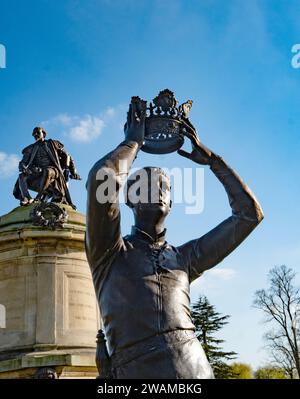 Bronzestatue von Prinz Hal von Lord Ronald Gower eine der vier Statuen rund um sein Gower Memorial of Shakespeare 1888 in Bancroft Gardens, Stratford Stockfoto