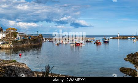 Mevagissey, Cornwall, Vereinigtes Königreich - 16. August 2023: Hafen von Mevagissey an der Südküste von Cornwall, Vereinigtes Königreich Stockfoto