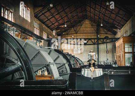 Lemmer, Niederlande - 11. August 2022: Maschinenhalle mit Turbine in der weltweit größten Dampfpumpstation in Lemmer, Niederlande. UNESCO-Weltmeister Stockfoto