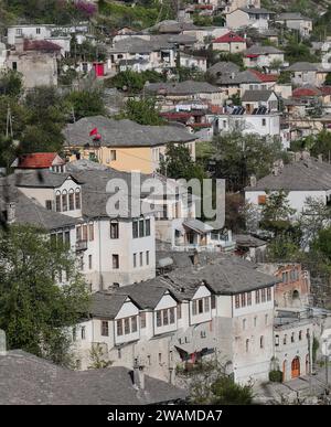 192 Häuser im osmanischen Stil aus Stein am Hang des Hügels, der von Nordwesten der Zitadelle zugewandt ist. Gjirokaster-Albanien. Stockfoto