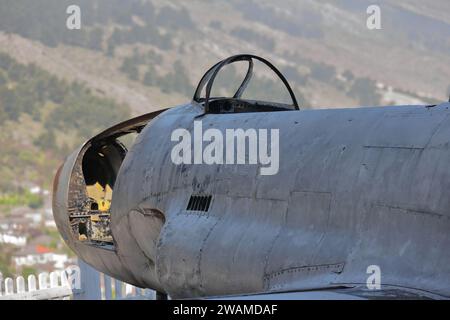 201 altes Flugzeug aus dem Jahr U.S.military rostet im Freien, während es als Teil der Wappen in der örtlichen Festung ausgestellt ist. Gjirokaster-Albanien. Stockfoto