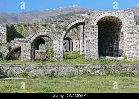 205+ gestufte Arkadenreste, Teil der Rekonstruktionen von Ali Pascha Tepelene aus dem Jahr 1812 n. Chr., oberer zentraler Innenhof der Zitadelle. Gjirokaster-Albanien. Stockfoto