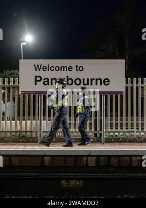 Polizisten am Bahnhof Pangbourne. Die Polizei hat eine Morduntersuchung eingeleitet, nachdem eine Frau erstochen wurde und ein junger Mann auf einer Eisenbahnstrecke in der Nähe der Stadt Berkshire starb. Die Thames Valley Police (TVP) sagte, die 56-jährige Frau wurde am Donnerstag mit einer Stichwunde in einem Lexus an der A340 Tidmarsh Road an der Kreuzung mit Flower's Hill gefunden. Sie wurde medizinisch behandelt, starb aber am Tatort. TVP und die britische Transportpolizei wurden um 18:15 Uhr auf die Entdeckung eines Mannes auf einer Eisenbahnstrecke in der Nähe von Pangbourne aufmerksam gemacht. Der Mann, 18, starb am Tatort, sagte die Polizei. Bilddatum: Freitag, 5. Januar 2024 Stockfoto