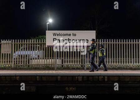 Polizisten am Bahnhof Pangbourne. Die Polizei hat eine Morduntersuchung eingeleitet, nachdem eine Frau erstochen wurde und ein junger Mann auf einer Eisenbahnstrecke in der Nähe der Stadt Berkshire starb. Die Thames Valley Police (TVP) sagte, die 56-jährige Frau wurde am Donnerstag mit einer Stichwunde in einem Lexus an der A340 Tidmarsh Road an der Kreuzung mit Flower's Hill gefunden. Sie wurde medizinisch behandelt, starb aber am Tatort. TVP und die britische Transportpolizei wurden um 18:15 Uhr auf die Entdeckung eines Mannes auf einer Eisenbahnstrecke in der Nähe von Pangbourne aufmerksam gemacht. Der Mann, 18, starb am Tatort, sagte die Polizei. Bilddatum: Freitag, 5. Januar 2024 Stockfoto