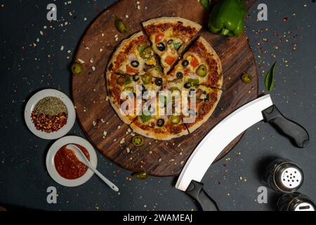 Eine frisch gebackene Pizza auf einem Holztisch Stockfoto
