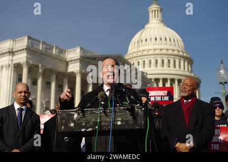 Washington, DC, USA. Januar 2024. Jamie Raskin (D-Md.), flankiert von Aquilino Gonell und Glenn Ivey (D-Md.), spricht vor dem Kapitol über den bevorstehenden Jahrestag des Aufstands vom 6. Januar 2021. Quelle: Philip Yabut/Alamy Live News Stockfoto