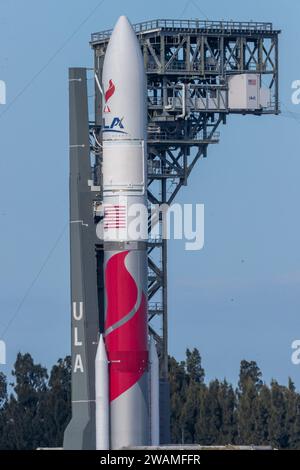 Cape Canaveral, USA. Januar 2024. Am 5. Januar rollt die ULA ihre neue Vulcan-Rakete mit Blue Origin-Motoren auf SLC-41 für einen Startversuch am 8. Januar 2023 um 14:18 UHR Cape Canaveral Florida USA Brevard County (Foto: Scott Schilke/SIPA USA) Credit: SIPA USA/Alamy Live News Stockfoto