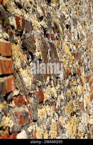 Sehr alte Stein- und Ziegelmauer in Perspektive Stockfoto