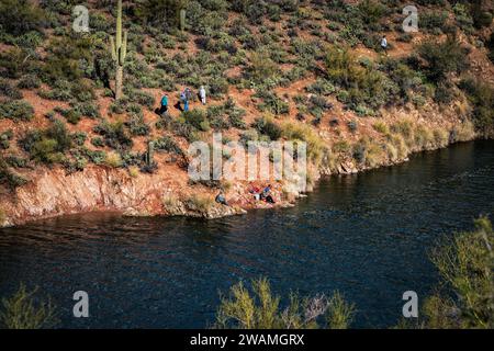 Angeln und Wandern auf dem Wanderweg im Naherholungsgebiet Butcher Jones, Saguaro Lake, Arizona. Stockfoto