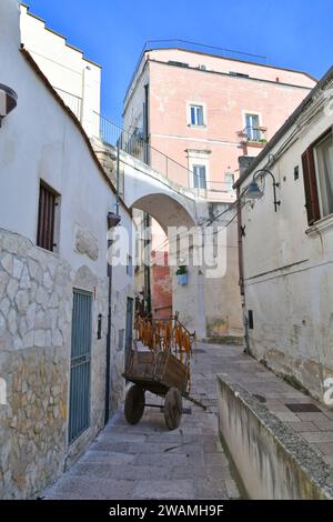 Eine Straße in Gravina in einer Altstadt in der Provinz Bari. Stockfoto
