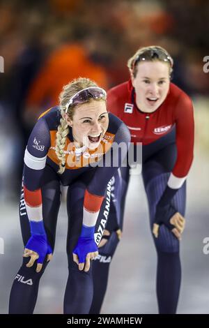 HEERENVEEN - Marijke Groenewoud reagiert auf den Sieg der 3000-Meter-Frauen gegen Ragne Wiklund (NOR) (lr) bei der Europameisterschaft im Langläufer-Stadion Thialf. ANP VINCENT JANNINK Stockfoto