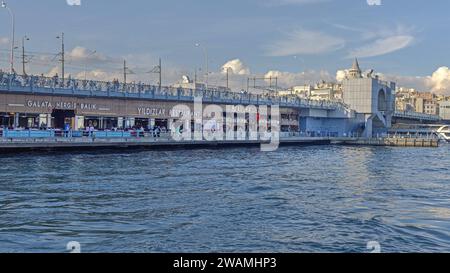 Istanbul, Türkei - 19. Oktober 2023: Fischrestaurants unter der Galata-Brücke am Herbsttag Panorama. Stockfoto