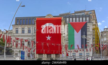 Istanbul, Türkei - 19. Oktober 2023: Türkische Nationalflagge zusammen mit Palästina am Gebäude. Stockfoto