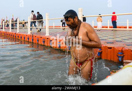 (ANMERKUNG DER REDAKTION: Bild enthält grafischen Inhalt) Ein hinduistischer Anhänger nimmt ein Bad in den Fluss Sarayu, bevor er im RAM-Tempel Gebete anbietet. Die antike Stadt Ayodhya liegt am Ufer des Flusses Sarayu und ist der Geburtsort von Lord RAM und gilt als sehr religiös. Stockfoto