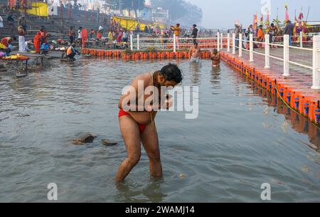 (ANMERKUNG DER REDAKTION: Bild enthält grafischen Inhalt) Ein hinduistischer Anhänger bietet seine Gebete an, bevor er ein Bad im Fluss Sarayu nimmt. Die antike Stadt Ayodhya liegt am Ufer des Flusses Sarayu und ist der Geburtsort von Lord RAM und gilt als sehr religiös. Stockfoto