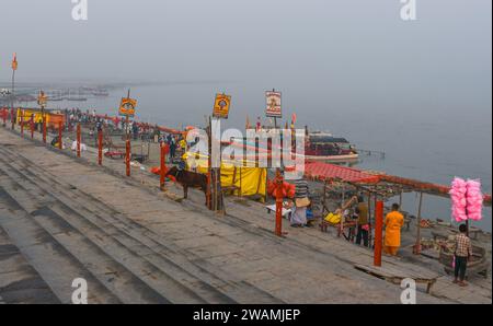 Ayodhya, Indien. Dezember 2023. Gläubige, die am Ufer des Sarayu-Flusses zu sehen sind. Die antike Stadt Ayodhya liegt am Ufer des Flusses Sarayu und ist der Geburtsort von Lord RAM und gilt als sehr religiös. (Foto: Biplov Bhuyan/SOPA Images/SIPA USA) Credit: SIPA USA/Alamy Live News Stockfoto