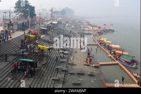 Ayodhya, Indien. Dezember 2023. Gläubige versammeln sich, um ein heiliges Bad im Sarayu-Fluss zu nehmen. Die antike Stadt Ayodhya liegt am Ufer des Flusses Sarayu und ist der Geburtsort von Lord RAM und gilt als sehr religiös. (Foto: Biplov Bhuyan/SOPA Images/SIPA USA) Credit: SIPA USA/Alamy Live News Stockfoto