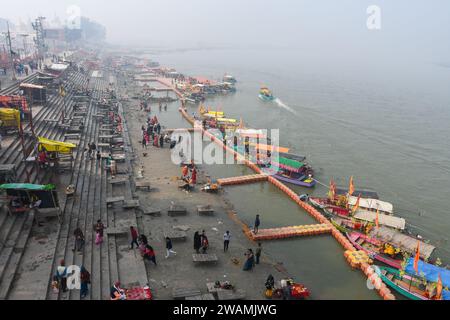 Ayodhya, Indien. Dezember 2023. Gläubige versammeln sich, um ein heiliges Bad im Sarayu-Fluss zu nehmen. Die antike Stadt Ayodhya liegt am Ufer des Flusses Sarayu und ist der Geburtsort von Lord RAM und gilt als sehr religiös. (Foto: Biplov Bhuyan/SOPA Images/SIPA USA) Credit: SIPA USA/Alamy Live News Stockfoto