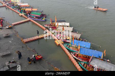 Ayodhya, Indien. Dezember 2023. Die Boote liegen am Ufer des Sarayu-Flusses. Die antike Stadt Ayodhya liegt am Ufer des Flusses Sarayu und ist der Geburtsort von Lord RAM und gilt als sehr religiös. (Foto: Biplov Bhuyan/SOPA Images/SIPA USA) Credit: SIPA USA/Alamy Live News Stockfoto