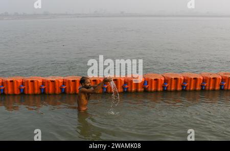 Ayodhya, Indien. Dezember 2023. Ein hinduistischer Priester führt Rituale am Sarayu River durch. Die antike Stadt Ayodhya liegt am Ufer des Flusses Sarayu und ist der Geburtsort von Lord RAM und gilt als sehr religiös. (Foto: Biplov Bhuyan/SOPA Images/SIPA USA) Credit: SIPA USA/Alamy Live News Stockfoto