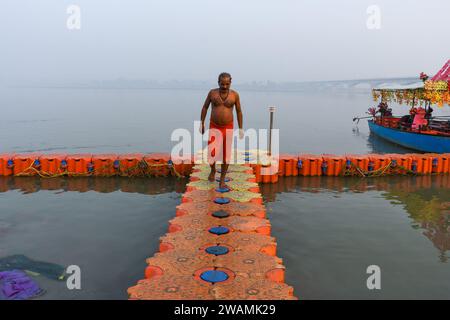 Ayodhya, Indien. Dezember 2023. Ein hinduistischer Anhänger spaziert am Ufer des Sarayu Flusses. Die antike Stadt Ayodhya liegt am Ufer des Flusses Sarayu und ist der Geburtsort von Lord RAM und gilt als sehr religiös. (Foto: Biplov Bhuyan/SOPA Images/SIPA USA) Credit: SIPA USA/Alamy Live News Stockfoto