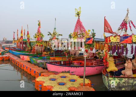 Ayodhya, Indien. Dezember 2023. Die Boote liegen am Ufer des Sarayu-Flusses. Die antike Stadt Ayodhya liegt am Ufer des Flusses Sarayu und ist der Geburtsort von Lord RAM und gilt als sehr religiös. (Foto: Biplov Bhuyan/SOPA Images/SIPA USA) Credit: SIPA USA/Alamy Live News Stockfoto