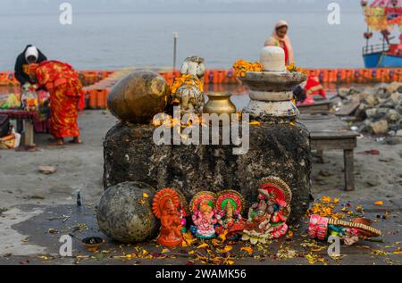 Ayodhya, Indien. Dezember 2023. Am Ufer des Sarayu-Flusses befinden sich Skulpturen von hinduistischen Gottheiten. Die antike Stadt Ayodhya liegt am Ufer des Flusses Sarayu und ist der Geburtsort von Lord RAM und gilt als sehr religiös. (Foto: Biplov Bhuyan/SOPA Images/SIPA USA) Credit: SIPA USA/Alamy Live News Stockfoto