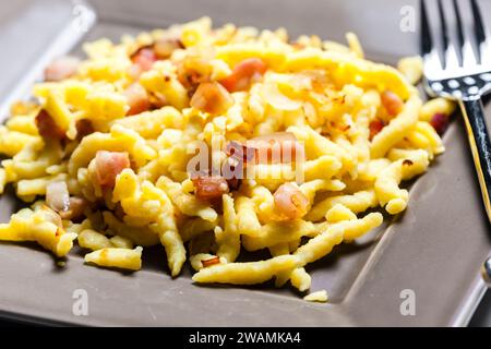 Spätzle mit gebratenem Speck und Zwiebeln Stockfoto