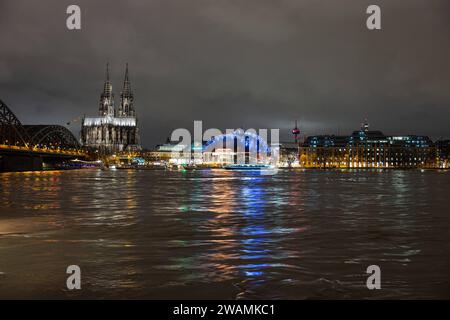 Die Hochwasser Scheitelwelle erreicht Köln am Abend. Bei Pegel 822cm erreicht der Wasserstand des Rheins das Scheitel Niveau. Blick vom Rheinufer in Deutz auf den Kölner Dom, Hauptbahnhof, Musical Dome, Fernsehturm Colonius und die Hohenzollernbrücke. Eine Entspannung ist in Sichtweite 05.01.2024 Köln Deutz NRW Deutschland *** die Hochwasserkammwelle erreicht Köln am Abend bei 822cm, der Wasserstand des Rheins erreicht die Kammhöhe Blick vom Rheinufer in Deutz des Kölner Doms, der Hauptbahnhof, der Musical Dome, der Colonius Fernsehturm und die Hohenzolle Stockfoto